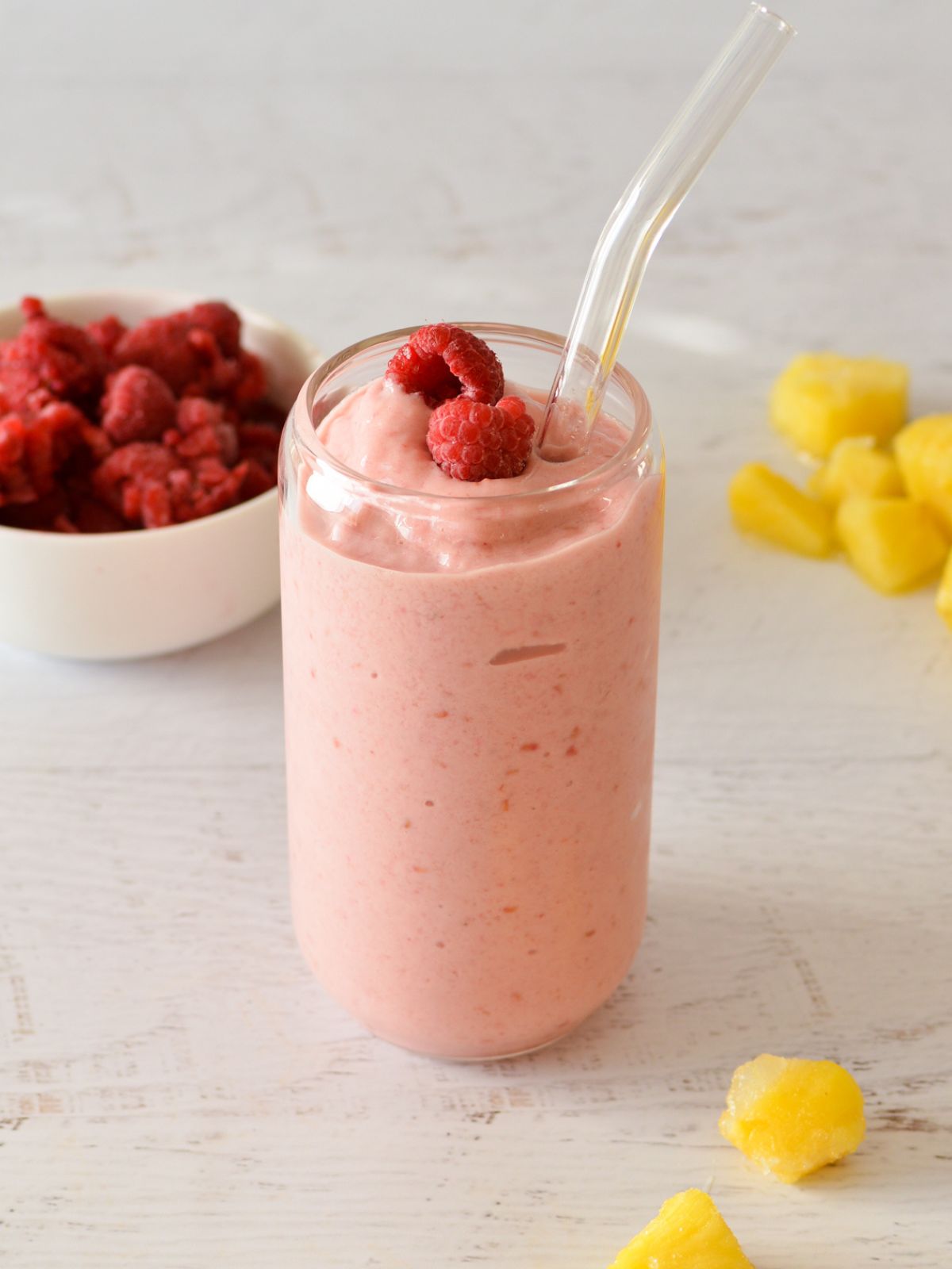 https://sipsipsmoothie.com/wp-content/uploads/2023/02/pineapple-raspberry-smoothie.jpg