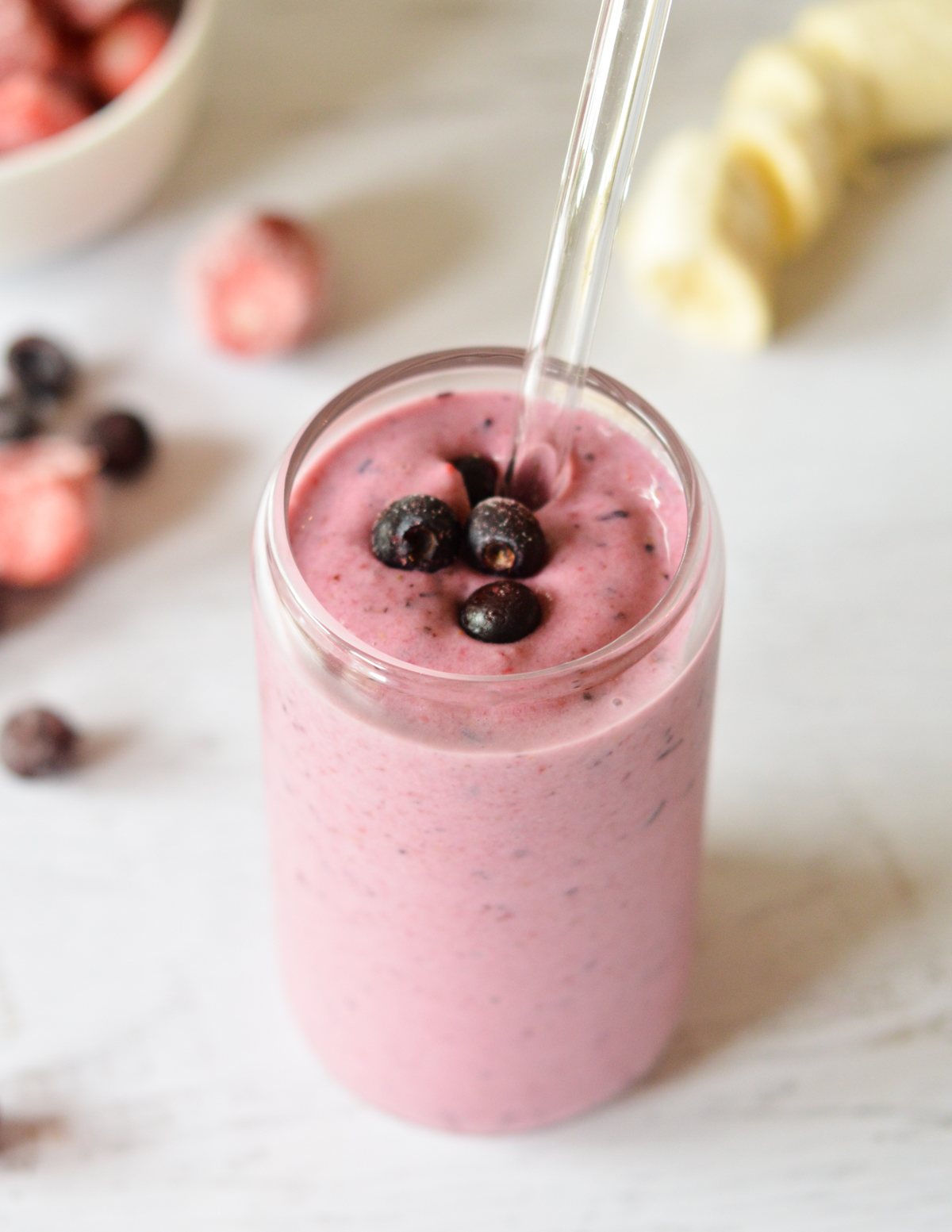 strawberry blueberry smoothie with blueberries on top. 